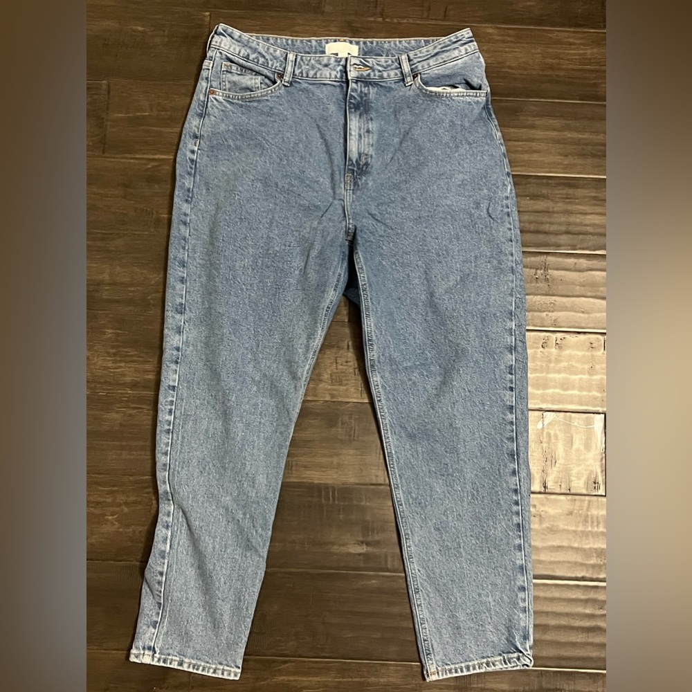 H&M Women’s boyfriend Mid Rise Jeans. Size 14 super cute and casual.